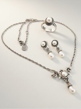 James Avery retired pearl drop Victorian set
EARRINGS NECKLACE RING